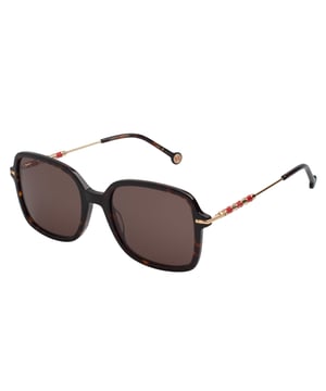 Estas gafas de Sol Carolina Herrera fusionan el diseño elegante con detalles distintivos que elevan cualquier look con sutileza y sofisticación.

Forma y diseño:
- Estas gafas de sol presentan una forma cuadrada suavemente redondeada, que aporta equilibrio visual y favorece una amplia variedad de rostros.
- El diseño se caracteriza por su estructura envolvente y líneas depuradas, que combinan modernidad y un aire atemporal.

Material de la montura:
- La montura está fabricada con una combinación de acetato y metal, ofreciendo una excelente resistencia con un acabado refinado.
- La construcción ligera proporciona comodidad incluso en usos prolongados.

Detalles de la marca:
- Inscripción del logotipo Carolina Herrera en las varillas.
- Detalles cilíndricos metálicos con franjas decorativas y el monograma CH aportan identidad visual y exclusividad al diseño.

Lentes:
- Lentes con filtro de protección UV 100%, ideales para uso diario en exteriores.
- Tratamiento antirreflejo que mejora la experiencia visual y reduce el deslumbramiento.

Contenido: 
- Gafas de sol, estuche, pañuelo y folleto.
 Medidas: Ancho lente: 55 mm. Puente: 20 mm. Patillas: 145 mm
 Composición: Acetato, Metal
 Cuidados:
Lavar solo con agua o, si fuese necesario, un jabón suave.
Secar con el paño suave para evitar rayaduras.
Evitar el contacto con superficies rigurosas o líquidos abrasivos.