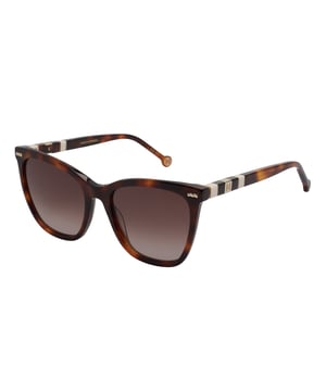Gafas de sol para mujer estilo cat eye y montura de acetato.

Forma y diseño:
- Estas gafas de sol Carolina Herrera tienen una silueta estilo cat eye.
- La silueta ojos de gato le da a las gafas un aspecto moderno y vanguardista.

Material de la montura:
- La montura de estas gafas está fabricada en acetato, un material plástico.
- El acetato proporciona durabilidad, flexibilidad y un acabado liso a la montura.
- Esto hace que las gafas sean resistentes y cómodas de llevar.

Patillas de acetato:
- Las patillas también están hechas de acetato, a juego con el material de la montura.
- El acetato en las patillas las hace livianas y cómodas de llevar.

Detalles de la marca:
- Grabado del logo de la marca Carolina Herrera en las patillas.
- Estos elementos de diseño ayudan a identificar claramente el modelo como parte de la colección de gafas Carolina Herrera.
- Todos nuestros productos se envían en el interior de su estuche original, con los certificados de autenticidad y garantía.

Lentes:
- Los lentes son de alta calidad.
- 100% protección UVB 400.
- Cristales antirreflejo.

Contenido: 
- Gafas de sol, estuche, pañuelo y folleto.
 Medidas: Alto lente: 46 mm. Ancho lente: 55 mm. Puente: 18 mm. Patillas: 145 mm.
 Composición: Acetato
 Cuidados:
Lavar solo con agua o, si fuese necesario, un jabón suave.
Secar con el paño suave para evitar rayaduras.
Evitar el contacto con superficies rigurosas o líquidos abrasivos.