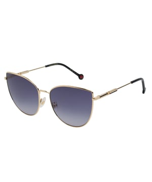 Estas gafas de sol Carolina Herrera combinan líneas estilizadas con una estética sofisticada, dando lugar a un diseño icónico pensado para mujeres que buscan destacar con elegancia sin renunciar a la modernidad. 

Forma y diseño:
- Silueta tipo cat-eye de contorno definido, que realza y estiliza los rasgos faciales.

Material de la montura:
- Estructura metálica ultraligera que aporta resistencia y comodidad prolongada.
- Patillas finas con terminales curvados, que garantizan un ajuste ergonómico.

Detalles de la marca:
- Logotipo circular distintivo en el extremo de las varillas.
- Varillas decoradas con elementos lineales que añaden un toque de diseño exclusivo.

Lentes:
- Lentes con protección UV 100% para una cobertura solar segura.

Contenido: 
- Gafas de sol, estuche, pañuelo y folleto.
 Medidas: Ancho lente: 59 mm. Puente: 17 mm. Patillas: 145 mm
 Composición: Metal
 Cuidados:
Lavar solo con agua o, si fuese necesario, un jabón suave.
Secar con el paño suave para evitar rayaduras.
Evitar el contacto con superficies rigurosas o líquidos abrasivos.