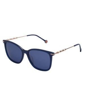 Estas gafas de sol Carolina Herrera fusionan el diseño contemporáneo con la elegancia atemporal en una silueta cuadrada suavizada, ideal para elevar cualquier estilo con naturalidad y distinción.

Forma y diseño:
- Silueta cuadrada de bordes suavemente redondeados.
- Diseño envolvente que proporciona un ajuste cómodo y favorecedor.

Material de la montura:
- Combinación de acetato en la parte frontal con varillas metálicas ultraligeras.
- Terminales en acetato que garantizan confort y estabilidad durante su uso prolongado.

Detalles de la marca:
- Logotipo distintivo de Carolina Herrera en las varillas.
- Varillas decoradas con elegantes aros metálicos esmaltados.

Lentes:
- Lentes con filtro de protección UV 100%, ideales para una exposición segura al sol.

Contenido: 
- Gafas de sol, estuche, pañuelo y folleto.
 Medidas: Ancho lente: 56 mm. Puente: 16 mm. Patillas: 145 mm.
 Composición: Acetato
 Cuidados:
Lavar solo con agua o, si fuese necesario, un jabón suave.
Secar con el paño suave para evitar rayaduras.
Evitar el contacto con superficies rigurosas o líquidos abrasivos.