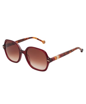 Diseñadas para reflejar una elegancia atemporal, estas gafas de sol reinterpretan la clásica silueta mariposa con líneas precisas y una estética contemporánea. Un modelo que encarna el equilibrio perfecto entre distinción y estilo moderno.

Forma y diseño:
- Montura con forma mariposa, suavemente estructurada para realzar los rasgos del rostro.
- Diseño envolvente que aporta sofisticación sin renunciar a la funcionalidad.

Material de la montura:
- Fabricada en acetato de alta calidad, conocido por su resistencia y acabado pulido.
- Patillas robustas que aportan comodidad y ajuste ergonómico.

Detalles de la marca:
- Logo distintivo de Carolina Herrera grabado en las varillas.
- Detalles metálicos integrados en la estructura que aportan identidad a la pieza sin sobrecargar el diseño.

Lentes:
- Lentes con filtro de protección UV 100%, ideales para uso diario en exteriores.
- Tratamiento antirreflejo que mejora la experiencia visual y reduce el deslumbramiento.

Contenido: 
- Gafas de sol, estuche, pañuelo y folleto.
 Medidas: Ancho lente: 55 mm. Puente: 20 mm. Patillas: 140 mm
 Composición: Acetato
 Cuidados:
Lavar solo con agua o, si fuese necesario, un jabón suave.
Secar con el paño suave para evitar rayaduras.
Evitar el contacto con superficies rigurosas o líquidos abrasivos.