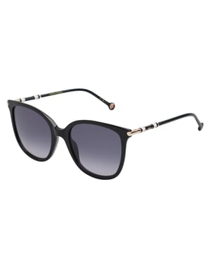 Estas gafas de sol Carolina Herrera reflejan un equilibrio perfecto entre sofisticación y carácter contemporáneo, ofreciendo una silueta envolvente ideal para realzar cualquier look con un toque distintivo.

Forma y diseño:
- Diseño de silueta mariposa suavemente angulada que aporta una estética femenina y elegante.
- Frontal de gran cobertura que proporciona un aire refinado y moderno a la vez.

Material de la montura:
- Frente de acetato de alta calidad combinado con varillas metálicas finas y estructuradas.
- Terminales curvados que mejoran la sujeción y la comodidad.

Detalles de la marca:
- Inscripción “Carolina Herrera” grabada discretamente en el interior de la varilla.
- Elementos metálicos decorativos con las iniciales CH, integrados con precisión en los terminales y en los detalles laterales.

Lentes:
- Lentes con protección 100% frente a los rayos UV.

Contenido: 
- Gafas de sol, estuche, pañuelo y folleto.
 Medidas: Ancho lente: 55 mm. Puente: 20 mm. Patillas: 145 mm.
 Composición: Acetato
 Cuidados:
Lavar solo con agua o, si fuese necesario, un jabón suave.
Secar con el paño suave para evitar rayaduras.
Evitar el contacto con superficies rigurosas o líquidos abrasivos.