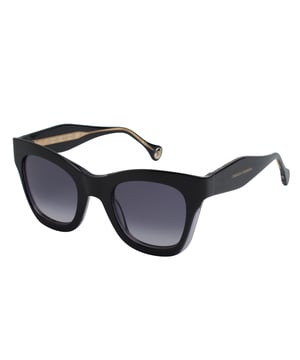 Diseño envolvente y sofisticación atemporal en una silueta que define el carácter elegante de Carolina Herrera.

Forma y diseño:
- Estas gafas de sol presentan una forma de mariposa ligeramente angulada.
- La estructura de líneas suaves aporta un toque contemporáneo.

Material de la montura:
- Montura completa fabricada en acetato de alta calidad.
- El acabado pulido añade una sensación táctil agradable y un aspecto visual impecable.

Detalles de la marca:
- El logotipo Carolina Herrera está delicadamente grabado en la varilla exterior.
- Las terminaciones de las patillas incluyen el emblema circular con las iniciales CH, sello distintivo de la firma.

Lentes:
- Lentes con filtro de protección UV 100%, ideales para uso diario en exteriores.
- Tratamiento antirreflejo que mejora la experiencia visual y reduce el deslumbramiento.

Contenido: 
- Gafas de sol, estuche, pañuelo y folleto.
 Medidas: Ancho lente: 50 mm. Puente: 24 mm. Patillas: 145 mm
 Composición: Acetato
 Cuidados:
Lavar solo con agua o, si fuese necesario, un jabón suave.
Secar con el paño suave para evitar rayaduras.
Evitar el contacto con superficies rigurosas o líquidos abrasivos.