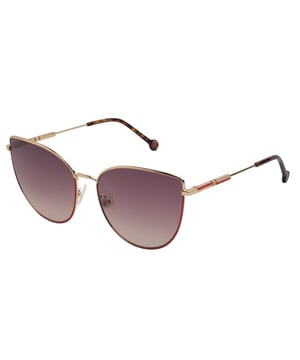 Estas gafas de sol Carolina Herrera combinan líneas estilizadas con una estética sofisticada, dando lugar a un diseño icónico pensado para mujeres que buscan destacar con elegancia sin renunciar a la modernidad. 

Forma y diseño:
- Silueta tipo cat-eye de contorno definido, que realza y estiliza los rasgos faciales.

Material de la montura:
- Estructura metálica ultraligera que aporta resistencia y comodidad prolongada.
- Patillas finas con terminales curvados, que garantizan un ajuste ergonómico.

Detalles de la marca:
- Logotipo circular distintivo en el extremo de las varillas.
- Varillas decoradas con elementos lineales que añaden un toque de diseño exclusivo.

Lentes:
- Lentes con protección UV 100% para una cobertura solar segura.

Contenido: 
- Gafas de sol, estuche, pañuelo y folleto.
 Medidas: Ancho lente: 59 mm. Puente: 17 mm. Patillas: 145 mm
 Composición: Metal
 Cuidados:
Lavar solo con agua o, si fuese necesario, un jabón suave.
Secar con el paño suave para evitar rayaduras.
Evitar el contacto con superficies rigurosas o líquidos abrasivos.