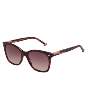 Estas gafas de sol Carolina Herrera reflejan el equilibrio perfecto entre estilo estructurado y sofisticación moderna. Con un diseño refinado, elevan cualquier look con elegancia discreta y atención al detalle.

Forma y diseño:
- Silueta cuadrada de bordes redondeados, ideal para rostros con rasgos suaves o redondeados.
- Frontal envolvente que aporta carácter sin renunciar a la feminidad.

Material de la montura:
- Acetato de alta calidad con un sutil acabado brillante.
- Patillas robustas que aportan estabilidad y comodidad, sin sacrificar el estilo.

Detalles de la marca:
- Logotipo Carolina Herrera grabado en el lateral de las varillas.
- Terminales adornados con el distintivo medallón redondo con iniciales CH, ícono de la firma.

Lentes:
- Lentes con filtro de protección UV 100%, ideales para una exposición segura al sol.

Contenido: 
- Gafas de sol, estuche, pañuelo y folleto.
 Medidas: Ancho lente: 54 mm. Puente: 17 mm. Patillas: 145 mm
 Composición: Acetato
 Cuidados:
Lavar solo con agua o, si fuese necesario, un jabón suave.
Secar con el paño suave para evitar rayaduras.
Evitar el contacto con superficies rigurosas o líquidos abrasivos.