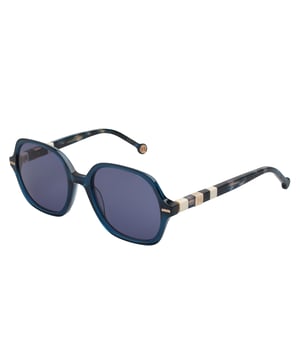 Diseñadas para reflejar una elegancia atemporal, estas gafas de sol reinterpretan la clásica silueta mariposa con líneas precisas y una estética contemporánea. Un modelo que encarna el equilibrio perfecto entre distinción y estilo moderno.

Forma y diseño:
- Montura con forma mariposa, suavemente estructurada para realzar los rasgos del rostro.
- Diseño envolvente que aporta sofisticación sin renunciar a la funcionalidad.

Material de la montura:
- Fabricada en acetato de alta calidad, conocido por su resistencia y acabado pulido.
- Patillas robustas que aportan comodidad y ajuste ergonómico.

Detalles de la marca:
- Logo distintivo de Carolina Herrera grabado en las varillas.
- Detalles metálicos integrados en la estructura que aportan identidad a la pieza sin sobrecargar el diseño.

Lentes:
- Lentes con filtro de protección UV 100%, ideales para uso diario en exteriores.
- Tratamiento antirreflejo que mejora la experiencia visual y reduce el deslumbramiento.

Contenido: 
- Gafas de sol, estuche, pañuelo y folleto.
 Medidas: Ancho lente: 55 mm. Puente: 20 mm. Patillas: 140 mm
 Composición: Acetato
 Cuidados:
Lavar solo con agua o, si fuese necesario, un jabón suave.
Secar con el paño suave para evitar rayaduras.
Evitar el contacto con superficies rigurosas o líquidos abrasivos.
