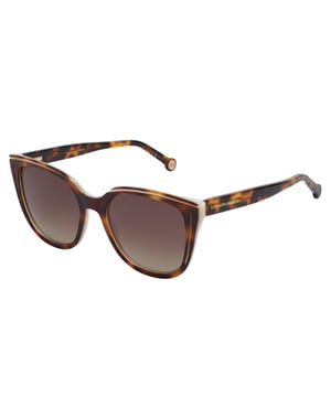 Estas gafas de sol Carolina Herrera fusionan el diseño elegante con detalles distintivos que elevan cualquier look con sutileza y sofisticación. Con una estructura cuidada y acabados refinados, son el complemento ideal para quienes buscan estilo y protección con identidad propia.

Forma y diseño:
- Montura de silueta cat-eye suavizada, ideal para realzar las facciones y aportar un toque femenino con carácter.
- Estilo envolvente que ofrece una cobertura visual equilibrada.

Material de la montura:
- Estructura en acetato de alta calidad que aporta resistencia y ligereza.

Detalles de la marca:
- Logotipo Carolina Herrera grabado en las varillas.
- Terminales redondeados con distintivo metálico CH en relieve, aportando identidad sin excesos.

Lentes:
- Lentes con filtro de protección UV 100%, ideales para uso diario en exteriores.

Contenido: 
- Gafas de sol, estuche, pañuelo y folleto.
 Medidas: Ancho lente: 53 mm. Puente: 18 mm. Patillas: 145 mm
 Composición: Acetato
 Cuidados:
Lavar solo con agua o, si fuese necesario, un jabón suave.
Secar con el paño suave para evitar rayaduras.
Evitar el contacto con superficies rigurosas o líquidos abrasivos.
