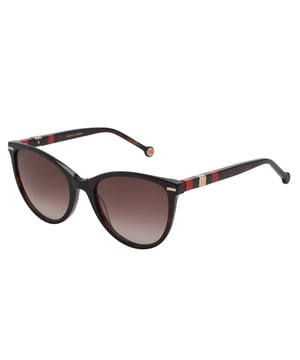 Estas gafas de sol Carolina Herrera encarnan una elegancia clásica reinterpretada con un enfoque contemporáneo. Su diseño refinado y sobrio está pensado para quienes valoran la sofisticación en los pequeños detalles, ofreciendo una silueta femenina y atemporal que se adapta con armonía a distintos estilos.

Forma y diseño:
- Silueta cat-eye suavizada, que realza delicadamente los contornos del rostro.
- Estética limpia con líneas definidas.

Material de la montura:
- Estructura de acetato de alta calidad.
- Varillas estilizadas con inserciones metálicas decorativas que aportan un contraste elegante.

Detalles de la marca:
- Iniciales CH incrustadas con precisión en los terminales y detalles metálicos a lo largo de las varillas.

Lentes:
- Lentes con filtro de protección UV 100% que proporcionan una cobertura solar segura.
- Tratamiento antirreflejo para una visión más clara y confortable bajo distintas condiciones de luz.

Contenido: 
- Gafas de sol, estuche, pañuelo y folleto.
 Medidas: Ancho lente: 57 mm. Puente: 20 mm. Patillas: 145 mm
 Composición: Acetato
 Cuidados:
Lavar solo con agua o, si fuese necesario, un jabón suave.
Secar con el paño suave para evitar rayaduras.
Evitar el contacto con superficies rigurosas o líquidos abrasivos.