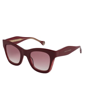 Diseño envolvente y sofisticación atemporal en una silueta que define el carácter elegante de Carolina Herrera.

Forma y diseño:
- Estas gafas de sol presentan una forma de mariposa ligeramente angulada.
- La estructura de líneas suaves aporta un toque contemporáneo.

Material de la montura:
- Montura completa fabricada en acetato de alta calidad.
- El acabado pulido añade una sensación táctil agradable y un aspecto visual impecable.

Detalles de la marca:
- El logotipo Carolina Herrera está delicadamente grabado en la varilla exterior.
- Las terminaciones de las patillas incluyen el emblema circular con las iniciales CH, sello distintivo de la firma.

Lentes:
- Lentes con filtro de protección UV 100%, ideales para uso diario en exteriores.
- Tratamiento antirreflejo que mejora la experiencia visual y reduce el deslumbramiento.

Contenido: 
- Gafas de sol, estuche, pañuelo y folleto.
 Medidas: Ancho lente: 50 mm. Puente: 24 mm. Patillas: 145 mm
 Composición: Acetato
 Cuidados:
Lavar solo con agua o, si fuese necesario, un jabón suave.
Secar con el paño suave para evitar rayaduras.
Evitar el contacto con superficies rigurosas o líquidos abrasivos.