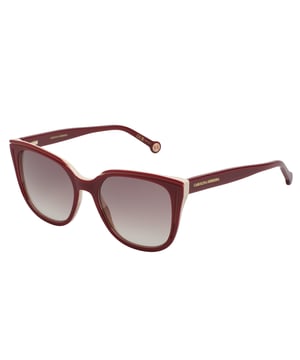 Estas gafas de sol Carolina Herrera fusionan el diseño elegante con detalles distintivos que elevan cualquier look con sutileza y sofisticación. Con una estructura cuidada y acabados refinados, son el complemento ideal para quienes buscan estilo y protección con identidad propia.

Forma y diseño:
- Montura de silueta cat-eye suavizada, ideal para realzar las facciones y aportar un toque femenino con carácter.
- Estilo envolvente que ofrece una cobertura visual equilibrada.

Material de la montura:
- Estructura en acetato de alta calidad que aporta resistencia y ligereza.

Detalles de la marca:
- Logotipo Carolina Herrera grabado en las varillas.
- Terminales redondeados con distintivo metálico CH en relieve, aportando identidad sin excesos.

Lentes:
- Lentes con filtro de protección UV 100%, ideales para uso diario en exteriores.

Contenido: 
- Gafas de sol, estuche, pañuelo y folleto.
 Medidas: Ancho lente: 53 mm. Puente: 18 mm. Patillas: 145 mm
 Composición: Acetato
 Cuidados:
Lavar solo con agua o, si fuese necesario, un jabón suave.
Secar con el paño suave para evitar rayaduras.
Evitar el contacto con superficies rigurosas o líquidos abrasivos.