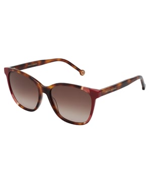 Estas gafas de sol Carolina Herrera destacan por su equilibrio entre sofisticación y frescura. Su forma envolvente y el contraste de colores en el frontal aportan un estilo refinado y contemporáneo, ideal para mujeres que desean realzar su look con un accesorio distintivo y femenino.

Forma y diseño:
- Silueta mariposa suavemente angular, que aporta carácter sin perder elegancia.
- Puente ligeramente arqueado y patillas curvas para un ajuste cómodo y seguro.

Material de la montura:
- La montura de estas gafas está fabricada en acetato, un material plástico.
- El acetato proporciona durabilidad, flexibilidad y un acabado liso a la montura.

Patillas de acetato:
- Las patillas también están hechas de acetato, a juego con el material de la montura.
- El acetato en las patillas las hace livianas y cómodas de llevar.

Detalles de la marca:
- Grabado de la marca Carolina Herrera en las patillas.
- Estos elementos de diseño ayudan a identificar claramente el modelo como parte de la colección de gafas Carolina Herrera.

Lentes:
- Lentes con protección UV 100%.

Contenido: 
- Gafas de sol, estuche, pañuelo y folleto.
 Medidas: Alto lente: 49 mm. Ancho lente: 57 mm. Puente: 16 mm. Patillas: 145 mm.
 Composición: Acetato
 Cuidados:
Lavar solo con agua o, si fuese necesario, un jabón suave.
Secar con el paño suave para evitar rayaduras.
Evitar el contacto con superficies rigurosas o líquidos abrasivos.