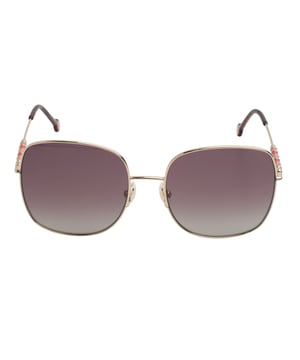 Gafas de sol CH0035S con montura de metal.

Forma y diseño:
- Estas gafas de sol presentan una silueta cuadrada de bordes suavizados, que equilibra elegancia estructurada con líneas modernas.

Material de la montura:
- La estructura está elaborada en metal ligero, lo que asegura resistencia sin sacrificar comodidad.

Patillas metálicas:
- Las patillas también están hechas de metal, a juego con el material de la montura.
- El metal en las patillas agrega solidez y estabilidad a la estructura de las gafas.

Detalles de la marca:
- Emblema redondo con la insignia de la firma integrado en las varillas.
- Inserciones decorativas a contraste que aportan un guiño distintivo al diseño.

Lentes:
- Lentes con filtro de protección UV 100%, ideales para uso diario en exteriores.

Contenido: 
- Gafas de sol, estuche, pañuelo y folleto.
 Medidas: Alto lente: 56 mm. Ancho lente: 59 mm. Puente: 19 mm. Patillas: 145 mm.
 Composición: Metal
 Cuidados:
Lavar solo con agua o, si fuese necesario, un jabón suave.
Secar con el paño suave para evitar rayaduras.
Evitar el contacto con superficies rigurosas o líquidos abrasivos.