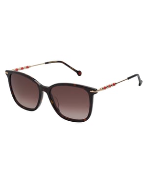 Estas gafas de sol Carolina Herrera fusionan el diseño contemporáneo con la elegancia atemporal en una silueta cuadrada suavizada, ideal para elevar cualquier estilo con naturalidad y distinción.

Forma y diseño:
- Silueta cuadrada de bordes suavemente redondeados.
- Diseño envolvente que proporciona un ajuste cómodo y favorecedor.

Material de la montura:
- Combinación de acetato en la parte frontal con varillas metálicas ultraligeras.
- Terminales en acetato que garantizan confort y estabilidad durante su uso prolongado.

Detalles de la marca:
- Logotipo distintivo de Carolina Herrera en las varillas.
- Varillas decoradas con elegantes aros metálicos esmaltados.

Lentes:
- Lentes con filtro de protección UV 100%, ideales para una exposición segura al sol.

Contenido: 
- Gafas de sol, estuche, pañuelo y folleto.
 Medidas: Ancho lente: 56 mm. Puente: 16 mm. Patillas: 145 mm.
 Composición: Acetato
 Cuidados:
Lavar solo con agua o, si fuese necesario, un jabón suave.
Secar con el paño suave para evitar rayaduras.
Evitar el contacto con superficies rigurosas o líquidos abrasivos.