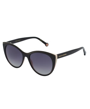 Estas gafas de sol Carolina Herrera fusionan el diseño elegante con detalles distintivos que elevan cualquier look con sutileza y sofisticación.

Forma y diseño:
- Silueta mariposa con líneas envolventes, que favorece la estructura facial y proyecta una estética femenina con carácter.
- Frontal con curvatura superior marcada, aportando una expresión refinada y actual.

Material de la montura:
- Montura de acetato de alta calidad con bordes contrastados, que aportan rigidez estructural y un acabado lujoso.

Detalles de la marca:
- Logotipo Carolina Herrera grabado con precisión en las varillas.
- Terminal circular decorado con el emblema CH, símbolo de identidad de la firma.

Lentes:
- Protección UV 100% para un uso seguro frente a la exposición solar.
- Tratamiento antirreflejo para una visión más clara y sin distracciones.

Contenido: 
- Gafas de sol, estuche, pañuelo y folleto.
 Medidas: Ancho lente: 56 mm. Puente: 17 mm. Patillas: 145 mm
 Composición: Acetato
 Cuidados:
Lavar solo con agua o, si fuese necesario, un jabón suave.
Secar con el paño suave para evitar rayaduras.
Evitar el contacto con superficies rigurosas o líquidos abrasivos.