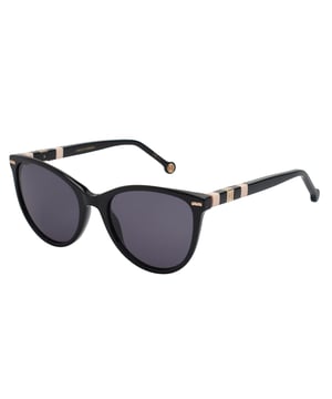 Estas gafas de sol Carolina Herrera encarnan una elegancia clásica reinterpretada con un enfoque contemporáneo. Su diseño refinado y sobrio está pensado para quienes valoran la sofisticación en los pequeños detalles, ofreciendo una silueta femenina y atemporal que se adapta con armonía a distintos estilos.

Forma y diseño:
- Silueta cat-eye suavizada, que realza delicadamente los contornos del rostro.
- Estética limpia con líneas definidas.

Material de la montura:
- Estructura de acetato de alta calidad.
- Varillas estilizadas con inserciones metálicas decorativas que aportan un contraste elegante.

Detalles de la marca:
- Iniciales CH incrustadas con precisión en los terminales y detalles metálicos a lo largo de las varillas.

Lentes:
- Lentes con filtro de protección UV 100% que proporcionan una cobertura solar segura.
- Tratamiento antirreflejo para una visión más clara y confortable bajo distintas condiciones de luz.

Contenido: 
- Gafas de sol, estuche, pañuelo y folleto.
 Medidas: Ancho lente: 57 mm. Puente: 20 mm. Patillas: 145 mm
 Composición: Acetato
 Cuidados:
Lavar solo con agua o, si fuese necesario, un jabón suave.
Secar con el paño suave para evitar rayaduras.
Evitar el contacto con superficies rigurosas o líquidos abrasivos.