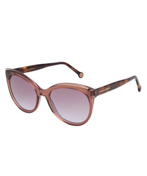 Estas gafas de sol Carolina Herrera combinan elegancia atemporal con una silueta femenina de inspiración mariposa, aportando una presencia sofisticada y refinada a cualquier conjunto.

Forma y diseño:
- Silueta mariposa suavemente redondeada, que favorece los rasgos y aporta un toque de distinción clásica.
- Curvatura fluida en el frontal que equilibra estilo y comodidad.

Material de la montura:
- Montura de acetato de alta calidad con acabado translúcido.

Detalles de la marca:
- Logotipo Carolina Herrera grabado con discreción en las varillas.
- Aplique metálico redondo en los terminales con las iniciales CH, distintivo de la casa.

Lentes:
- Lentes con filtro de protección UV 100%, ideales para uso diario en exteriores.
- Tratamiento antirreflejo que mejora la experiencia visual y reduce el deslumbramiento.

Contenido: 
- Gafas de sol, estuche, pañuelo y folleto.
 Medidas: Ancho lente: 57 mm. Puente: 19 mm. Patillas: 145 mm
 Composición: Acetato
 Cuidados:
Lavar solo con agua o, si fuese necesario, un jabón suave.
Secar con el paño suave para evitar rayaduras.
Evitar el contacto con superficies rigurosas o líquidos abrasivos.