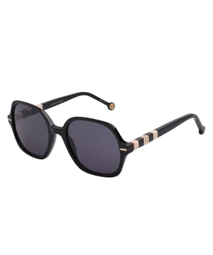 Diseñadas para reflejar una elegancia atemporal, estas gafas de sol reinterpretan la clásica silueta mariposa con líneas precisas y una estética contemporánea. Un modelo que encarna el equilibrio perfecto entre distinción y estilo moderno.

Forma y diseño:
- Montura con forma mariposa, suavemente estructurada para realzar los rasgos del rostro.
- Diseño envolvente que aporta sofisticación sin renunciar a la funcionalidad.

Material de la montura:
- Fabricada en acetato de alta calidad, conocido por su resistencia y acabado pulido.
- Patillas robustas que aportan comodidad y ajuste ergonómico.

Detalles de la marca:
- Logo distintivo de Carolina Herrera grabado en las varillas.
- Detalles metálicos integrados en la estructura que aportan identidad a la pieza sin sobrecargar el diseño.

Lentes:
- Lentes con filtro de protección UV 100%, ideales para uso diario en exteriores.
- Tratamiento antirreflejo que mejora la experiencia visual y reduce el deslumbramiento.

Contenido: 
- Gafas de sol, estuche, pañuelo y folleto.
 Medidas: Ancho lente: 55 mm. Puente: 20 mm. Patillas: 140 mm
 Composición: Acetato
 Cuidados:
Lavar solo con agua o, si fuese necesario, un jabón suave.
Secar con el paño suave para evitar rayaduras.
Evitar el contacto con superficies rigurosas o líquidos abrasivos.