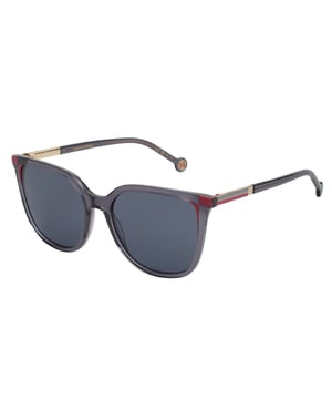 Estas gafas de sol Carolina Herrera combinan elegancia minimalista con detalles distintivos, diseñadas para ofrecer una estética refinada y moderna.

Detalles:
Forma y diseño:
- Silueta cuadrada ligeramente suavizada, que enmarca el rostro con precisión sin perder armonía.
- Diseño envolvente que proporciona una cobertura óptima y un look sofisticado.

Material de la montura:
- Montura en acetato pulido de alta calidad, con acabado translúcido.
- Patillas robustas con detalles metálicos y acentos decorativos en contraste, típicos de la firma.

Detalles de la marca:
- Logotipo CH esmaltado en las terminales, con diseño circular característico.
- Inserciones geométricas en las patillas, integradas con la línea de diseño icónica de Carolina Herrera.

Lentes:
- Lentes con filtro de protección UV 100%, ideales para uso diario en exteriores.
- Tratamiento antirreflejo que mejora la experiencia visual y reduce el deslumbramiento.

Contenido: 
- Gafas de sol, estuche, pañuelo y folleto.
 Medidas: Ancho lente: 54 mm. Puente: 17 mm. Patillas: 145 mm
 Composición: Acetato
 Cuidados:
Lavar solo con agua o, si fuese necesario, un jabón suave.
Secar con el paño suave para evitar rayaduras.
Evitar el contacto con superficies rigurosas o líquidos abrasivos.