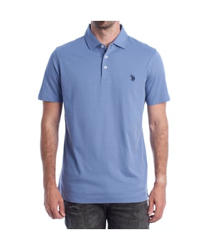 Inspirado en la herencia deportiva de la marca, este polo U.S. Polo Assn. ofrece una combinación perfecta de tradición y modernidad. Diseñado para el hombre que valora la autenticidad, su corte impecable y sus detalles bordados lo convierten en una prenda esencial del armario contemporáneo.

Detalles:
- Cuello clásico tipo polo con tapeta de tres botones.
- Mangas cortas.
- Diseño minimalista.
- Logo U.S. Polo Assn. bordado en el pecho.
- Corte regular que garantiza comodidad y libertad de movimiento.
- Tejido de algodón suave y transpirable de alta calidad.

En U.S. Polo Assn., cada prenda cuenta una historia de autenticidad, tradición y estilo deportivo. Este polo hombre no es solo una prenda básica: representa el legado oficial del deporte del polo y refleja nuestra pasión por la calidad, el diseño y la elegancia casual. Viste con identidad, viste con historia.
 Composición: 100% Algodón
 Cuidados:
Lavar a máquina en frío (máx. 30 °C).
No usar lejía.
Planchar a temperatura baja si es necesario.
Secar al aire, evitar secadora.