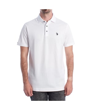 Inspirado en la herencia deportiva de la marca, este polo U.S. Polo Assn. ofrece una combinación perfecta de tradición y modernidad. Diseñado para el hombre que valora la autenticidad, su corte impecable y sus detalles bordados lo convierten en una prenda esencial del armario contemporáneo.

Detalles:
- Cuello clásico tipo polo con tapeta de tres botones.
- Mangas cortas.
- Diseño minimalista.
- Logo U.S. Polo Assn. bordado en el pecho.
- Corte regular que garantiza comodidad y libertad de movimiento.
- Tejido de piqué suave y transpirable de alta calidad.

En U.S. Polo Assn., cada prenda cuenta una historia de autenticidad, tradición y estilo deportivo. Este polo hombre no es solo una prenda básica: representa el legado oficial del deporte del polo y refleja nuestra pasión por la calidad, el diseño y la elegancia casual. Viste con identidad, viste con historia.
 Composición: 100% Algodón
 Cuidados:
Lavar a máquina en frío (máx. 30 °C).
No usar lejía.
Planchar a temperatura baja si es necesario.
Secar al aire, evitar secadora.