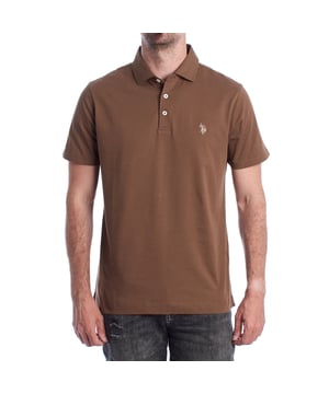 Inspirado en la herencia deportiva de la marca, este polo U.S. Polo Assn. ofrece una combinación perfecta de tradición y modernidad. Diseñado para el hombre que valora la autenticidad, su corte impecable y sus detalles bordados lo convierten en una prenda esencial del armario contemporáneo.

Detalles:
- Cuello clásico tipo polo con tapeta de tres botones.
- Mangas cortas.
- Diseño minimalista.
- Logo U.S. Polo Assn. bordado en el pecho.
- Corte regular que garantiza comodidad y libertad de movimiento.
- Tejido de algodón suave y transpirable de alta calidad.

En U.S. Polo Assn., cada prenda cuenta una historia de autenticidad, tradición y estilo deportivo. Este polo hombre no es solo una prenda básica: representa el legado oficial del deporte del polo y refleja nuestra pasión por la calidad, el diseño y la elegancia casual. Viste con identidad, viste con historia.
 Composición: 100% Algodón
 Cuidados:
Lavar a máquina en frío (máx. 30 °C).
No usar lejía.
Planchar a temperatura baja si es necesario.
Secar al aire, evitar secadora.