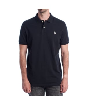 Inspirado en la herencia deportiva de la marca, este polo U.S. Polo Assn. ofrece una combinación perfecta de tradición y modernidad. Diseñado para el hombre que valora la autenticidad, su corte impecable y sus detalles bordados lo convierten en una prenda esencial del armario contemporáneo.

Detalles:
- Cuello clásico tipo polo con tapeta de dos botones.
- Mangas cortas.
- Detalle de ribete en el interior del cuello.
- Logo U.S. Polo Assn. bordado en el pecho.
- Corte regular que garantiza comodidad y libertad de movimiento.
- Tejido de piqué transpirable de alta calidad.

En U.S. Polo Assn., cada prenda cuenta una historia de autenticidad, tradición y estilo deportivo. Este polo hombre no es solo una prenda básica: representa el legado oficial del deporte del polo y refleja nuestra pasión por la calidad, el diseño y la elegancia casual. Viste con identidad, viste con historia.
 Composición: 100% Algodón
 Cuidados:
Lavar a máquina en frío (máx. 30 °C).
No usar lejía.
Planchar a temperatura baja si es necesario.
Secar al aire, evitar secadora.