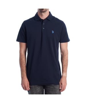 Inspirado en la herencia deportiva de la marca, este polo U.S. Polo Assn. ofrece una combinación perfecta de tradición y modernidad. Diseñado para el hombre que valora la autenticidad, su corte impecable y sus detalles bordados lo convierten en una prenda esencial del armario contemporáneo.

Detalles:
- Cuello clásico tipo polo con tapeta de tres botones.
- Mangas cortas.
- Diseño minimalista.
- Logo U.S. Polo Assn. bordado en el pecho.
- Corte regular que garantiza comodidad y libertad de movimiento.
- Tejido de piqué suave y transpirable de alta calidad.

En U.S. Polo Assn., cada prenda cuenta una historia de autenticidad, tradición y estilo deportivo. Este polo hombre no es solo una prenda básica: representa el legado oficial del deporte del polo y refleja nuestra pasión por la calidad, el diseño y la elegancia casual. Viste con identidad, viste con historia.
 Composición: 100% Algodón
 Cuidados:
Lavar a máquina en frío (máx. 30 °C).
No usar lejía.
Planchar a temperatura baja si es necesario.
Secar al aire, evitar secadora.