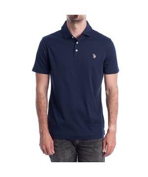 Inspirado en la herencia deportiva de la marca, este polo U.S. Polo Assn. ofrece una combinación perfecta de tradición y modernidad. Diseñado para el hombre que valora la autenticidad, su corte impecable y sus detalles bordados lo convierten en una prenda esencial del armario contemporáneo.

Detalles:
- Cuello clásico tipo polo con tapeta de tres botones.
- Mangas cortas.
- Diseño minimalista.
- Logo U.S. Polo Assn. bordado en el pecho.
- Corte regular que garantiza comodidad y libertad de movimiento.
- Tejido de algodón suave y transpirable de alta calidad.

En U.S. Polo Assn., cada prenda cuenta una historia de autenticidad, tradición y estilo deportivo. Este polo hombre no es solo una prenda básica: representa el legado oficial del deporte del polo y refleja nuestra pasión por la calidad, el diseño y la elegancia casual. Viste con identidad, viste con historia.
 Composición: 100% Algodón
 Cuidados:
Lavar a máquina en frío (máx. 30 °C).
No usar lejía.
Planchar a temperatura baja si es necesario.
Secar al aire, evitar secadora.