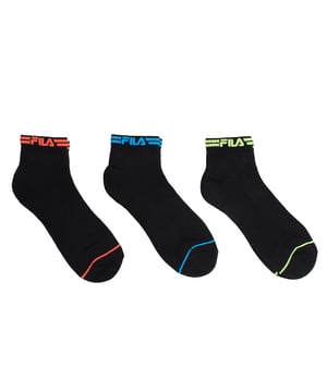Los calcetines Fila Quarter de 3 pares están fabricados con hilos de alta calidad para un gran confort y una larga duración. Flexibles y dotados de una tela elástica al nivel del tobillo, se adaptarán fácilmente a tus pies para estar cómodo durante tus desplazamientos.

Detalles:
- Tejido de algodón.
- Suela acolchada, que proporciona absorción de impactos.
- 3 pares.
- Malla transpirable.
- Tobillos acanalados.
- Logo bordado.
- Estilo quarter, caña baja-media.
- Varios colores disponibles.
- Hilos de alta calidad para un óptimo confort y una gran durabilidad.
- Unisex.

Este pack de calcetines Quarter Fila es la elección perfecta para quienes valoran el confort sin renunciar al estilo. Con su diseño atractivo, materiales de calidad y ajuste ideal, son el complemento perfecto para tu día a día activo.
 Composición: 69% Algodón, 29% Poliéster, 2% Elastano
 Cuidados:
Lavar a máquina a un máximo de 30 °C.
No usar lejía ni blanqueadores.
No planchar.
No lavar en seco.
Secar al aire o en secadora a baja temperatura.