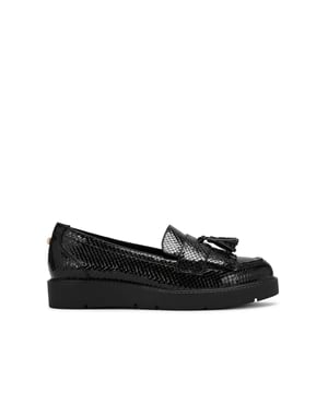 This Carvela Sky Tassel loafer arrives in a black patent leather lizard embossed alternative. There is a statement tassel detail across the rounded toe.