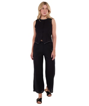 Actualiza tu vestuario con nuestro pantalón negro con detalle de puntadas bordadas en contraste. Con su elegante diseño y sus intrincados detalles de puntadas, te sentirás segura de ti misma y con estilo. Fabricado con materiales de alta calidad, nuestro pantalón proporciona comodidad y durabilidad. Eleva tu look con esta prenda imprescindible.