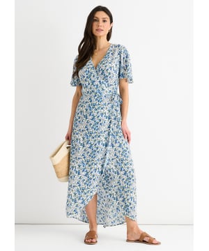 Eleva tu vestuario con nuestro vestido midi floral azul. Esta versátil prenda presenta un favorecedor diseño envolvente y un bonito estampado floral. Perfecto para cualquier evento informal, este vestido te permitirá pasar del día a la noche sin esfuerzo. Mejora tu estilo y siéntete segura allá donde vayas.