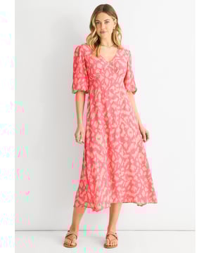 Sie suchen nach dem perfekten Kleid für einen lustigen Tag im Freien? Dann ist unser pinkfarbenes Viskose-Midikleid mit Tiermuster genau das Richtige! Dieses Kleid aus weichem und atmungsaktivem Viskosestoff ist mit einem verspielten rosa Tierprint versehen, der alle Blicke auf sich zieht. Mit diesem Kleid sind Sie den ganzen Tag über bequem und stilvoll gekleidet.