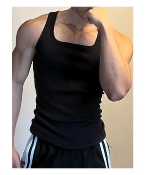 Basic-Stil  
Dehnbare Stoff  
100% Polyester  
Quadratischer Ausschnitt  
Breite Träger  
Maschinenwäsche kalt  
Trocknen bei niedriger Temperatur  
Importiert  
Material: Rippbaumwolle