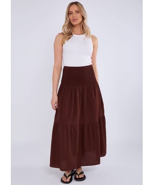 Eleva tu estilo casual con nuestra Maxifalda de algodón en capas Chocolate Cotton Smock. Confeccionada en suave algodón de alta calidad, esta falda presenta una favorecedora cintura fruncida y un bonito diseño en capas. Perfecta para cualquier ocasión, añade un toque de dulzura a tu armario con esta prenda esencial.