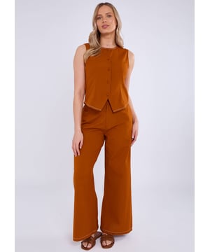 Eleva tu estilo con este abrigo de cintura con detalle de puntadas en contraste de algodón Rust. Confeccionado en algodón de alta calidad, este abrigo ofrece un ajuste cómodo y ligero. Las costuras en contraste añaden un toque de exclusividad a su diseño clásico. Perfecto para cualquier ocasión, este abrigo te mantendrá elegante y segura de ti misma.