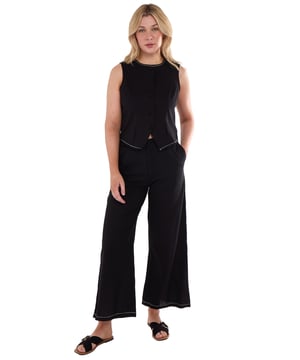 Eleva tu estilo con nuestro chaleco de algodón negro con detalle de puntadas en contraste. Confeccionado en algodón de alta calidad, este chaleco presenta un exclusivo detalle de puntadas en contraste que añade un toque de sofisticación a cualquier conjunto. Perfecto para cualquier ocasión, este chaleco aumentará tu confianza y te ayudará a causar una impresión duradera.