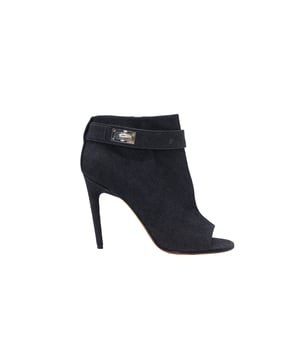 Empfohlener Verkaufspreis
Diese Stiefel von Saint Laurent sind aus Denim gefertigt. Mit einer Schnalle am Verschluss. Perfekt zu Röcken und verkürzten Hosen.

Saint Laurent Offene Stiefeletten mit Schnalle aus schwarzem Denim
Farbe: Schwarz
Material: Denim
Größe: 41
Zustand: sehr gut
Gebrauchsspuren: Keine
Artikelnummer: 101577