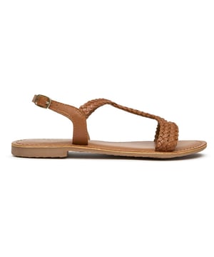 Descubre la comodidad durante todo el día con las sandalias SOLE Heath para mujer en color tostado. Confeccionadas con empeine de piel auténtica y una suela sintética con gran soporte, estas elegantes sandalias ofrecen estilo y sofisticación. Su cuidado diseño incluye un suave forro de piel y una plantilla acolchada de piel que envuelve tus pies para una comodidad superior. Perfectas para salidas informales o noches de verano, estas versátiles sandalias combinan una estética atemporal con una practicidad ideal para la mujer que siempre está a la moda.