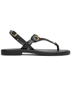 Las sandalias Lou de SOLE combinan comodidad para el día a día con una elegancia discreta. Confeccionadas con una parte superior de cuero de primera calidad y un forro de cuero suave, estas bailarinas negras ofrecen una comodidad excepcional gracias a su plantilla de cuero cuidadosamente acolchada. La resistente suela sintética ofrece una tracción fiable a la vez que mantiene una sensación de ligereza. Perfectas para salidas en climas cálidos o para días informales en la oficina, el diseño atemporal de las Lou combina a la perfección con todo, desde vestidos de verano hasta pantalones de vestir, convirtiéndolas en una adición versátil al armario de cualquier mujer.
