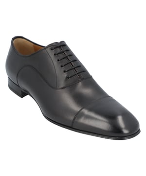 Der Greggo von Christian Louboutin ist ein einzigartiger Cityschuh mit wunderschönen Linien. Er ist ein Oxford mit markanten Schnitten am Obermaterial, geschlossenen Schnürsenkeln und einer farblich abgestimmten Ripsbandpaspelierung.

Der Schuh aus schwarzem, patiniertem Kalbsleder umrahmt den Fuß mit seinem markanten, schrägen Vorderblatt, während die längliche, schlanke Silhouette in Kombination mit der dünnen Laufsohle Leichtigkeit und Klasse zeugt.

Farbe: Schwarz

Material: Kalbsleder