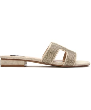 Eleva tu look veraniego con las sandalias Bok Slide veganas de V.Gan. Fabricadas con materiales veganos de alta calidad aprobados por PETA y suelas, estas elegantes sandalias de punta cuadrada ofrecen un estilo sofisticado y credibilidad ética. Hechas en una fábrica vegana certificada utilizando materiales obtenidos de manera sostenible y enviadas en empaques reciclados, estas sandalias a la moda te permiten caminar con comodidad ecológica y chic.