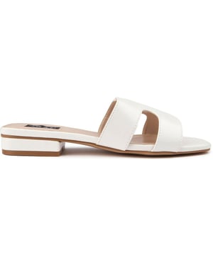 Revoluciona tu calzado, paso a paso, con las sandalias Vegan Bok Slide de V.gan. Confeccionadas con parte superior sintética y suelas de goma veganas aprobadas por PETA, estas chanclas de punta cuadrada ofrecen un estilo elegante y credibilidad callejera ética. Fabricadas en una fábrica vegana certificada con materiales de origen sostenible y enviadas en envases reciclados, estas sandalias te permiten caminar con comodidad eco-chic.