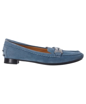 Empfohlener Verkaufspreis
Erleben Sie raffinierten Luxus mit den Tod's Crystal Embellished Loafers aus edlem blauem Wildleder. Diese Loafer mit runder Zehenpartie wurden mit typisch italienischer Präzision gefertigt und verfügen über dezente Leder- und Gummibesätze für Komfort und Strapazierfähigkeit. Kristallakzente an der Spitze verleihen einen Hauch von Glanz, ohne dabei auf Eleganz zu verzichten. Als schicke Neuinterpretation des klassischen Fahrschuhs vereinen sie Alltagstauglichkeit und eleganten Stil.

mit Staubbeutel
Tod's Crystal Embellishments Loafers aus blauem Wildleder
Zustand: Sehr gut
Gebrauchsspuren: Leichte Gebrauchsspuren, wenig getragen, aber sehr gut erhalten. Leichte Gebrauchsspuren an Sohlen und Knicken, leichte Abnutzungsspuren an Sohlen und Absatz.
Verpackung: Staubbeutel
Farbe: Blau | Hellblau
Material: Wildleder | Wildleder
Größe: EU | 38
Maße: Innensohlenlänge: 240
Artikelnummer: NAPPUFRSH468220W
