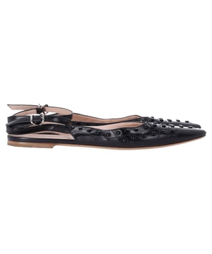Empfohlener Verkaufspreis
Schlicht, strukturiert und unbestreitbar schick – die Tod's Embellished Point-Toe Flats verleihen Ihrer Alltagsgarderobe eine raffinierte Note. Diese in Italien handgefertigten Ballerinas aus schwarzem Leder bestechen durch ihre mandelförmige Zehenpartie mit farblich abgestimmten Nieten, einen verstellbaren Knöchelriemen mit silberfarbener Schnalle und eine glatte Ledersohle für dauerhaften Tragekomfort. Die leicht gepolsterte Innensohle sorgt für ganztägigen Tragekomfort ohne Abstriche beim Stil.

mit Staubbeutel

Tod's Embellished Point-Toe Flats mit Knöchelriemen aus schwarzem Leder
Zustand: Sehr gut
Gebrauchsspuren: Leichte Gebrauchsspuren, wenig getragen, aber sehr gut erhalten. Leichte Gebrauchsspuren an Sohlen und Knicken, leichte Abnutzungsspuren an Sohlen und Absatz.
Verpackung: Staubbeutel
Farbe: Schwarz
Material: Leder | Leder
Größe: EU | 38
Maße: Innensohlenlänge: 240
Artikelnummer: NAPPUFRSH468232W