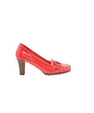 VINTAGE, RRP AS NEW
These pumps made from patent leather reflect comfortable fashion and classic style. Designed to excellence, this blue pair is from the leading luxury house of Salvatore Ferragamo, and it arrives like loafers but with 7 cm heels.
Salvatore Ferragmo Gancini Loafer Heels in Red Patent Leather
Condition: excellent
Sign of wear: No
SKU: 111392   
Color: red
Material: Leather | Patent Leather
Size: US6