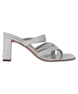 Empfohlener Verkaufspreis
Erleben Sie minimalistische Eleganz mit den By Far Cross-Strap Slip-On Heels aus frischem, weißem Leder – hier trifft schlichtes Design auf mühelose Eleganz. Die zarte Cross-Strap-Silhouette und der dezente Absatz machen sie zu einem vielseitigen Begleiter für Tag- und Abendlooks. Aus weichem Leder gefertigt und mit einer modernen, quadratischen Spitze versehen, bieten diese Pumps Komfort und Eleganz zugleich. **Styling-Tipp:** Tragen Sie sie zu einem Leinen-Jumpsuit oder einem Satin-Midirock für einen frischen, sommerlichen Look, der gleichermaßen raffiniert und lässig ist.

By Far Cross-Strap Slip-On Heels aus weißem Leder

Zustand: Sehr gut
Gebrauchsspuren: Leichte Gebrauchsspuren, wenig getragen, aber sehr gut erhalten. Leichte Gebrauchsspuren an Sohlen und Knicken, leichte Abnutzungsspuren an Sohlen und Absatz.
Verpackung: Karton, Staubbeutel
Farbe: Weiß | Ecru
Material: Leder | Leder
Größe: IT | 40
Maße: Absatzhöhe: 80; Innensohlenlänge: 260
Artikelnummer: NAPPUFRSH468139W
