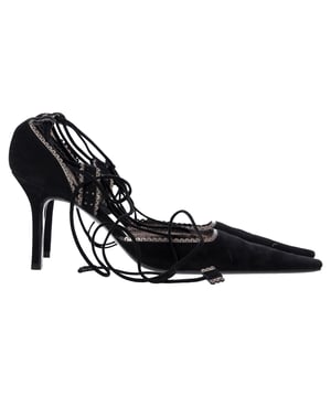 Empfohlener Verkaufspreis
Die Givenchy Schnürpumps aus schwarzem Wildleder sind eine sinnliche, skulpturale Interpretation klassischer Weiblichkeit. Mit ihrer spitz zulaufenden Zehenpartie, den zarten Schnürbändern und den romantischen Wellenkanten vereinen diese Pumps Eleganz mit modernem Flair. Die Ledersohle sorgt für Komfort und Strapazierfähigkeit und ist das perfekte Paar für den nahtlosen Übergang vom Abendlook zum eleganten Tageslook.

Givenchy Schnürpumps aus schwarzem Wildleder
Zustand: Sehr gut
Gebrauchsspuren: Leichte Gebrauchsspuren, unbenutzt oder einmal getragen, aber wie neu. Sehr leichte Gebrauchsspuren an der Sohle.
Verpackung: Keine
Farbe: Schwarz
Material: Wildleder | Wildleder
Größe: EU | 39
Maße: Absatzhöhe: 80; Innensohlenlänge: 250
Artikelnummer: NAPPUFRSH470004W