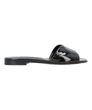 „Houramu“ Sandalen aus Kalbslackleder
10 mm flacher Absatz
Offene Zehenpartie
Obermaterial mit mehrlagigem, breitem Band
Slipper-Stil
Lederlaufsohle
Futter: Ziegenleder. Maße: Höhe: 25 mm.