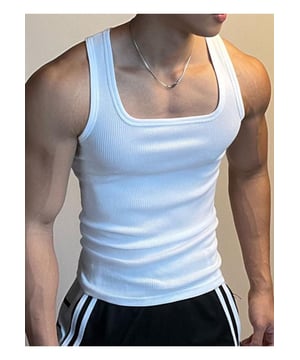 Estilo básico  
Tejido elástico  
100% poliéster  
Diseño de cuello cuadrado  
Tiras anchas  
Lavable a máquina en frío  
Secar a baja temperatura  
Importado  
Material: Algodón de canalé